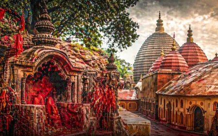 कामाख्या मंदिर का रहस्य: 3 दिन के लिए क्यों लाल हो जाती है ब्रह्मपुत्र नदी? जानिए गुवाहाटी के इस अनोखे चमत्कार की कहानी