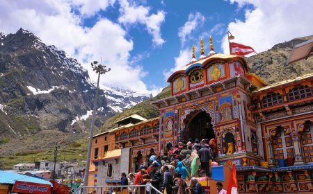 कपाट खुलने से पहले दिव्य माहौल! Badrinath Temple में भक्ति और तैयारियों की गूंज