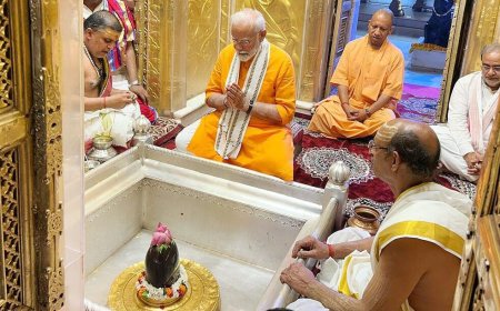 काशी विश्वनाथ धाम में पीएम मोदी की विशेष पूजा, बच्चों से मिलकर जीता दिल
