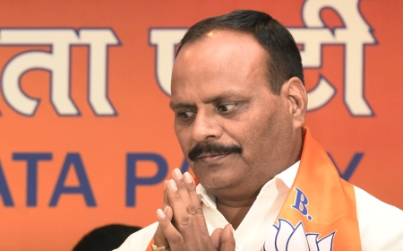 यूपी विधानसभा में गरमाई बहस के बीच ब्रजेश पाठक का नम्र अंदाज़, विपक्ष के सामने जोड़े हाथ