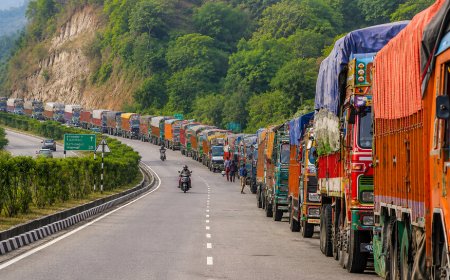 “नए कस्टम नियम का असर: भारत-नेपाल सीमा पर मालवाहक ट्रकों का महाजाम”