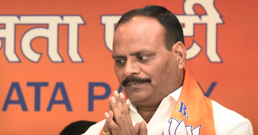 यूपी विधानसभा में गरमाई बहस के बीच ब्रजेश पाठक का नम्र अंदाज़, विपक्ष के सामने जोड़े हाथ