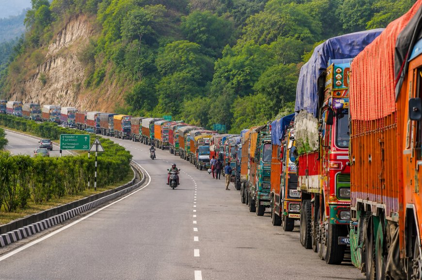 “नए कस्टम नियम का असर: भारत-नेपाल सीमा पर मालवाहक ट्रकों का महाजाम”
