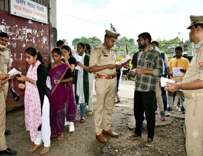 UP पुलिस सिपाही भर्ती परीक्षा का शंखनाद: उत्तर प्रदेश में 3 दिवसीय महापरीक्षा शुरू, 28 लाख से अधिक अभ्यर्थी शामिल; सुरक्षा के लिए 30 हजार CCTV तैनात, रोडवेज बसों में विशेष छूट