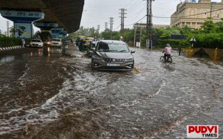 दिल्ली-NCR में बारिश का कहर: सड़कें बनीं तालाब, ऑफिस टाइम में थमा ट्रैफिक