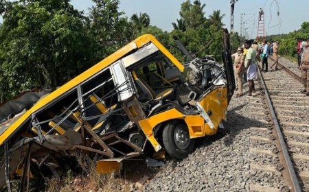 मुर्शिदाबाद में दर्दनाक हादसा: ट्रेन की टक्कर से स्कूल वैन के उड़े परखच्चे, 2 मासूम समेत 3 की मौत