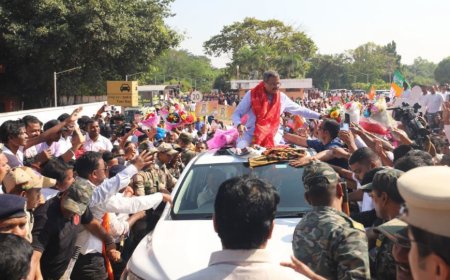 संसद के बाहर धर्मेंद्र प्रधान का NDA सांसदों ने किया भव्य स्वागत, पाग पहनाकर सदन तक ले गए; इस्तीफे के बाद पहली बार पहुंचे संसद
