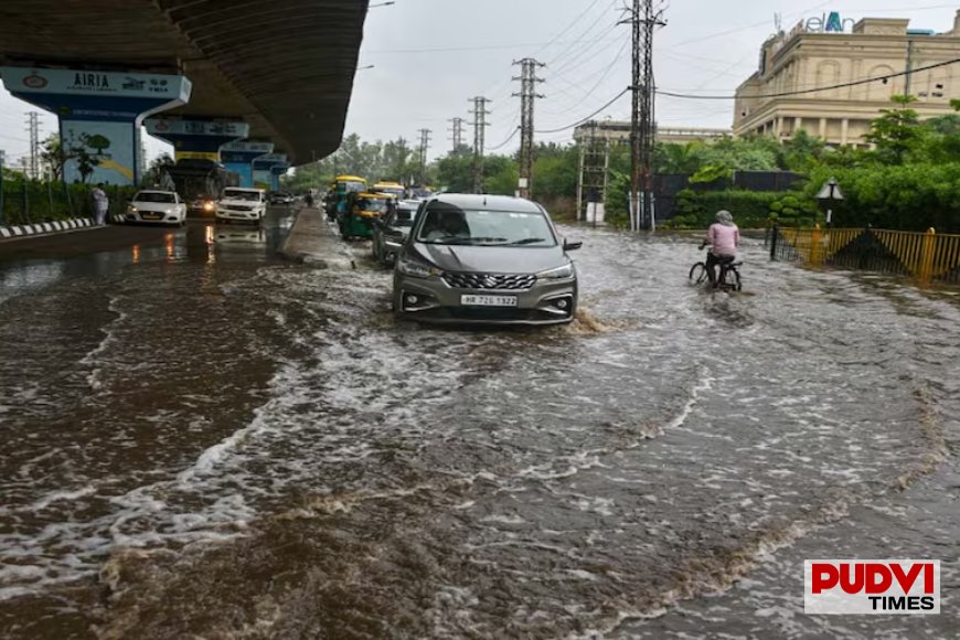 दिल्ली-NCR में बारिश का कहर: सड़कें बनीं तालाब, ऑफिस टाइम में थमा ट्रैफिक