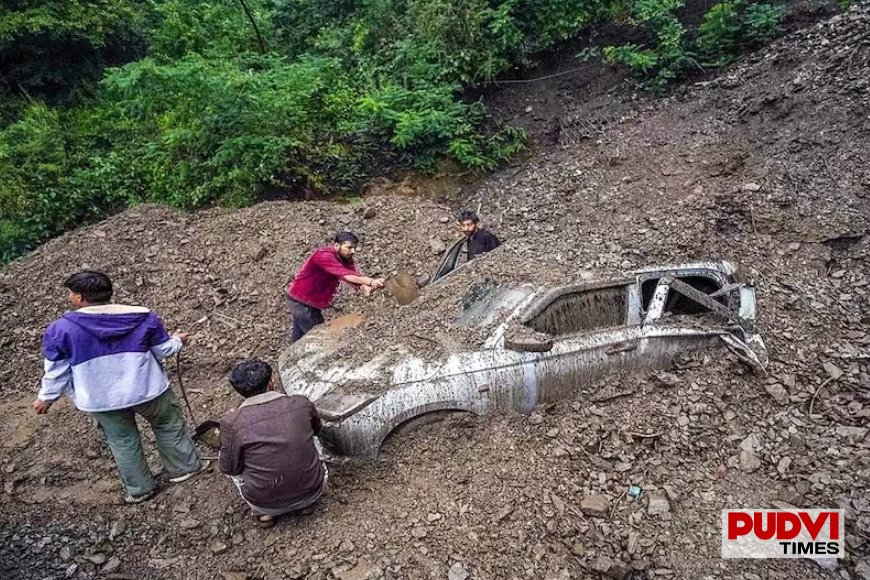 हिमाचल में मानसून का कहर: उखड़े पेड़, लैंडस्लाइड से 75 सड़कें बंद, बिजली-पानी सेवाएं ठप