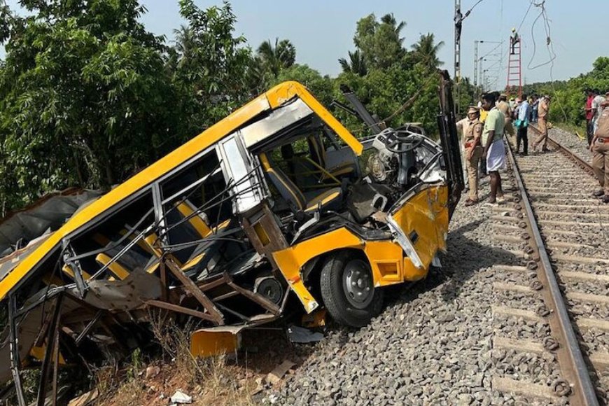 मुर्शिदाबाद में दर्दनाक हादसा: ट्रेन की टक्कर से स्कूल वैन के उड़े परखच्चे, 2 मासूम समेत 3 की मौत
