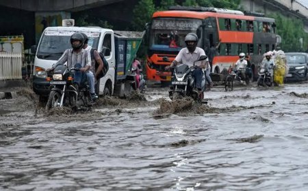 दिल्ली-NCR में बारिश का कहर, जलभराव से थमी रफ्तार