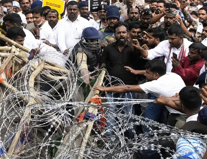 Jharkhand Student Protest Live: सातवें बैरिकेड तक पहुंचे छात्र, पुलिस ने चलाया वाटर कैनन तो झूम उठे प्रदर्शनकारी