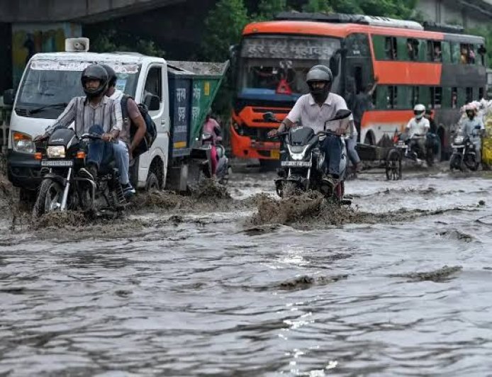 दिल्ली-NCR में बारिश का कहर, जलभराव से थमी रफ्तार
