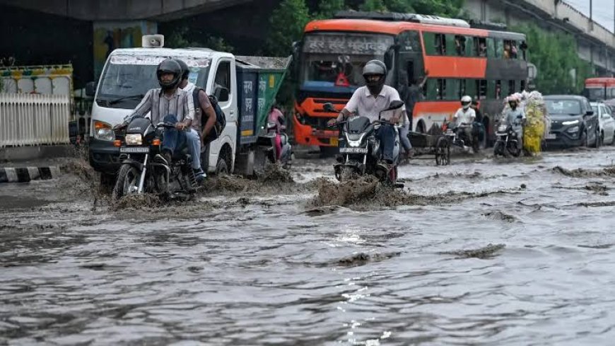 दिल्ली-NCR में बारिश का कहर, जलभराव से थमी रफ्तार