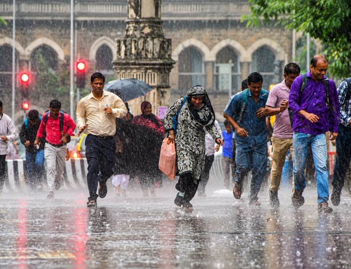 दिल्ली-NCR में ठंडी हवाओं से बदला मौसम, कई राज्यों में बारिश और आंधी का अलर्ट